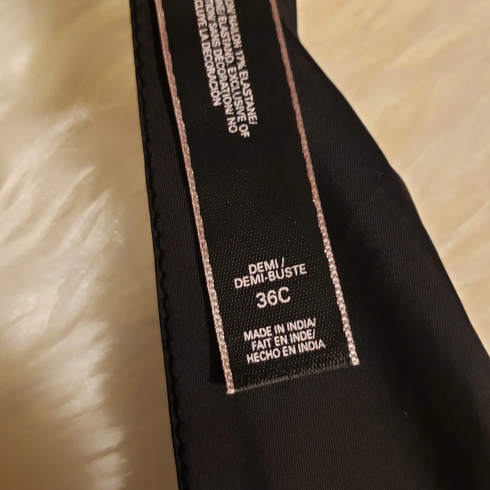 Victoria's Secret Demi Bra - Picture 6 of 7